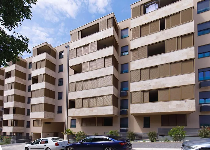 Luz Split, Private Parking Spot In The Garage Apartmán *